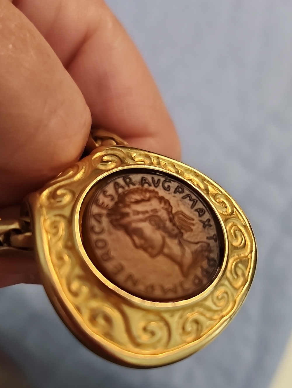 Vintage Amber Glass Roman Coin Pendant On Heavy Braided Gold Tone Chain - Picture 5 of 7
